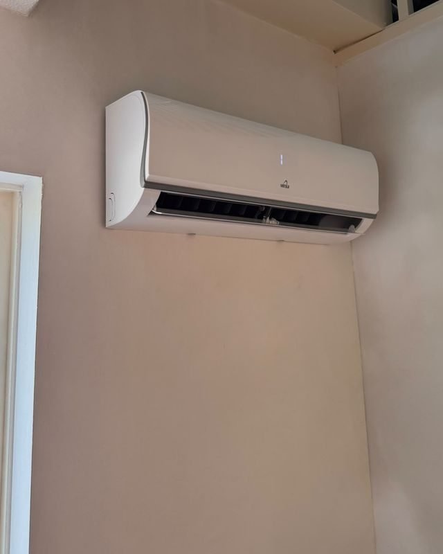 Binnenunit van de airco bij het raam in Emmen