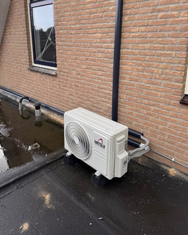 Buitenunit van de airco op het platte dak