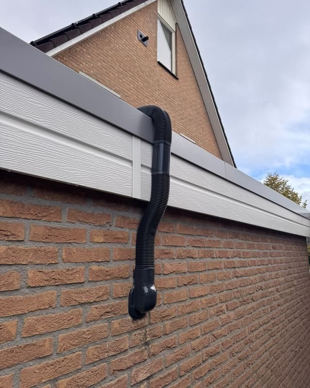 Leidingkoker van de airco langs de gevel