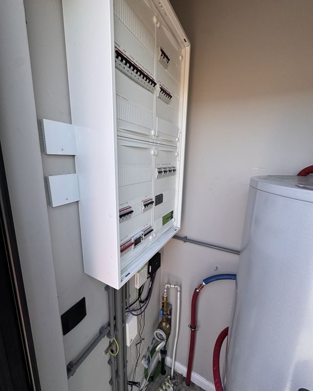 Groepenkast naast de boiler in Oudehaske