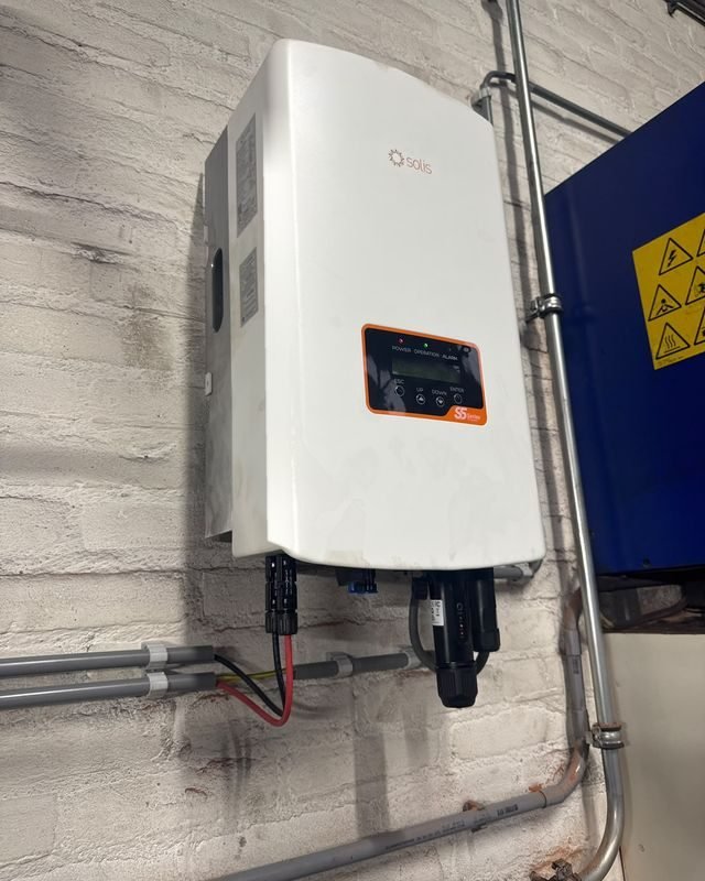 Omvormer van de zonnepanelen aan de muur