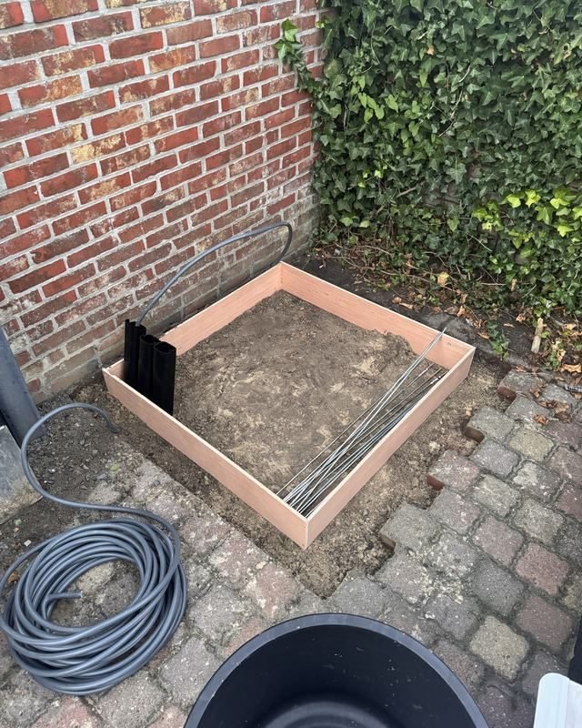 Bekisting met wapening voor het fundament van de accukast