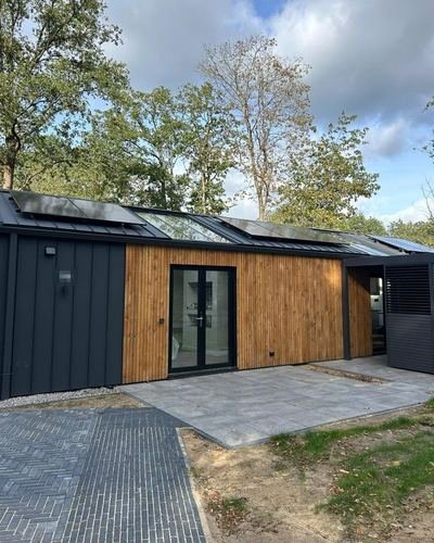 Woning met zonnepanelen op het dak in Bourtange