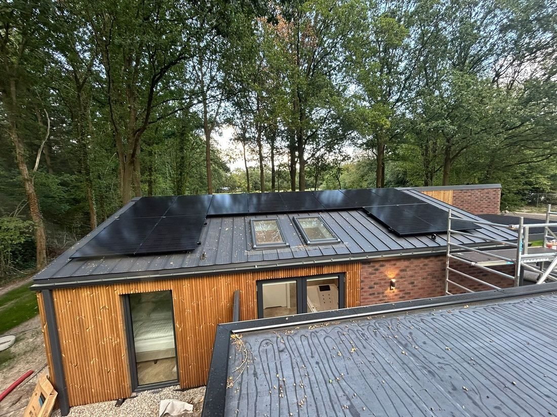Zonnepanelen op het dak van de woning